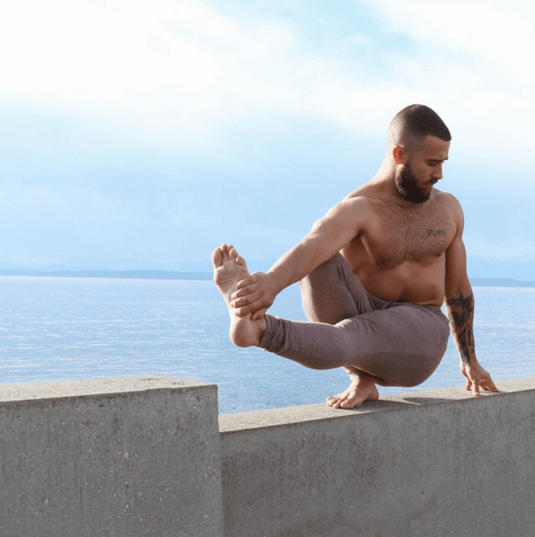 Il maestro di yoga più sexy che abbiate mai visto: viaggio nell'Instagram di Patrick Beach
