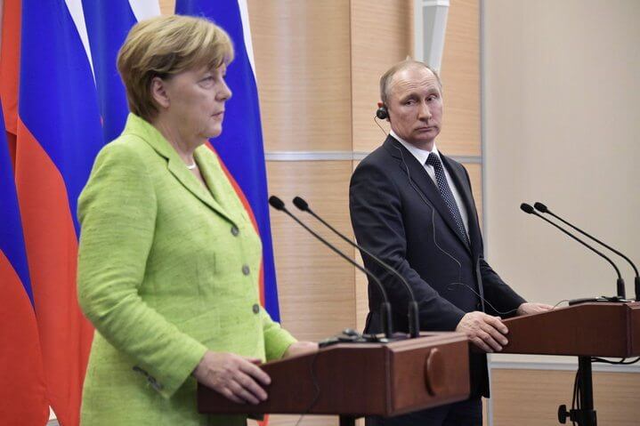 Cecenia: cinque ministri degli Esteri europei chiedono spiegazioni, Alfano tace - alfano 3 putin merkel - Gay.it