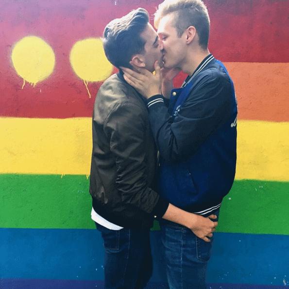 Cecenia: migliaia di baci gay sui social per chiedere l'intervento russo