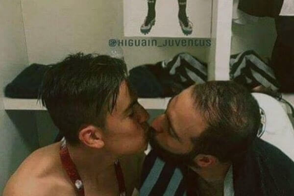 Il bacio gay tra Higuain e Dybala della Juventus scatena gli omofobi sul web - bacio gay higuain dybala 1 - Gay.it