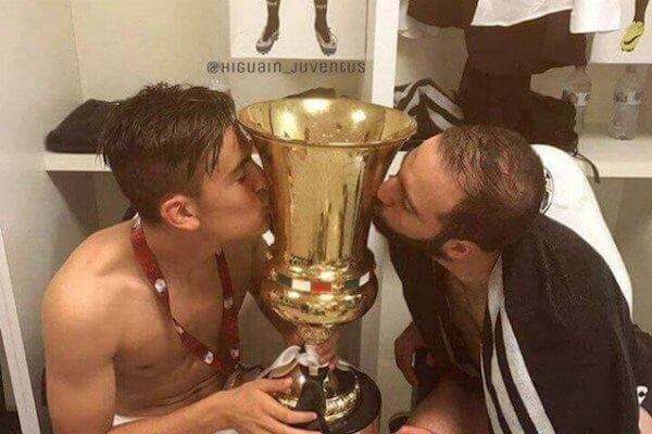 Il bacio gay tra Higuain e Dybala della Juventus scatena gli omofobi sul web - bacio gay higuain dybala 2 - Gay.it
