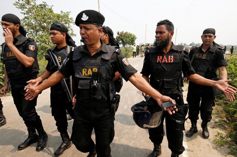 Bangladesh, blitz della polizia in un centro frequentato dagli omosessuali: 27 arresti