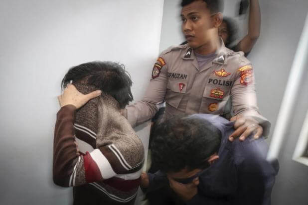 Indonesia: coppia gay condannata a 85 bastonate - Gay.it