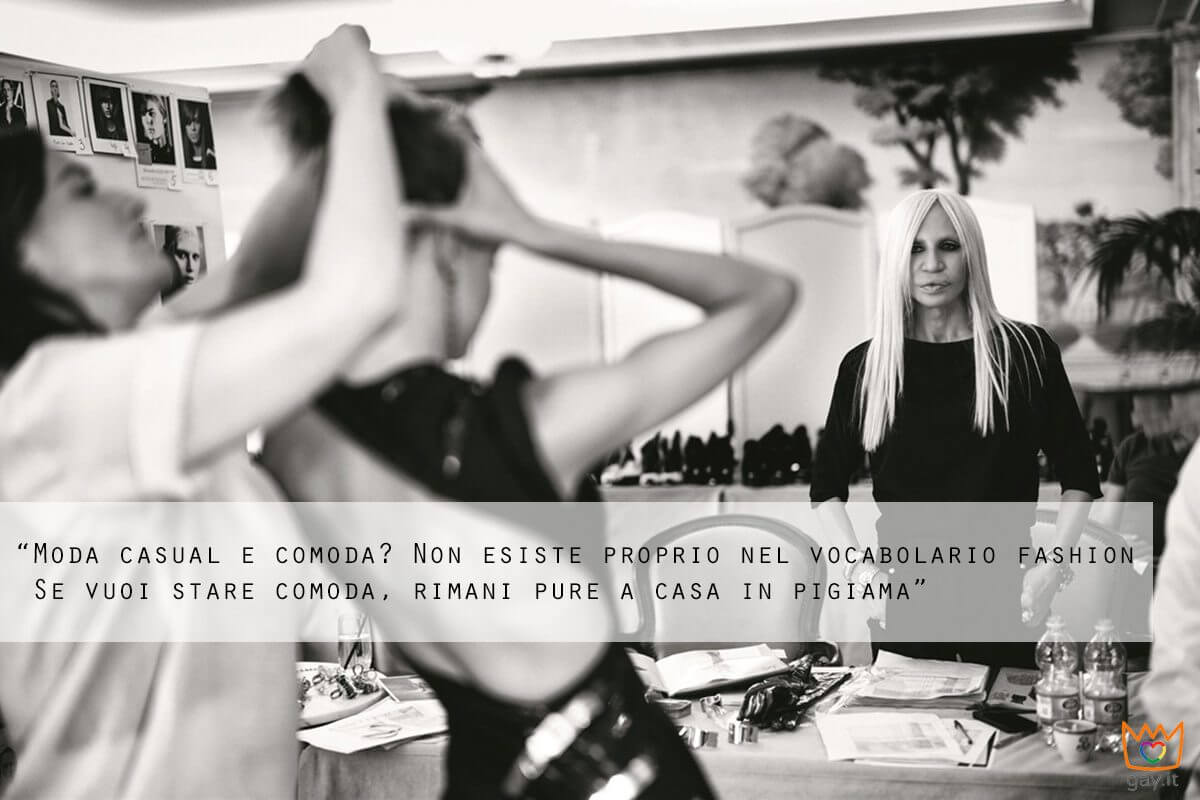 Donatella Versace: 62 anni tra glamour, eccessi, femminismo e amicizie pop