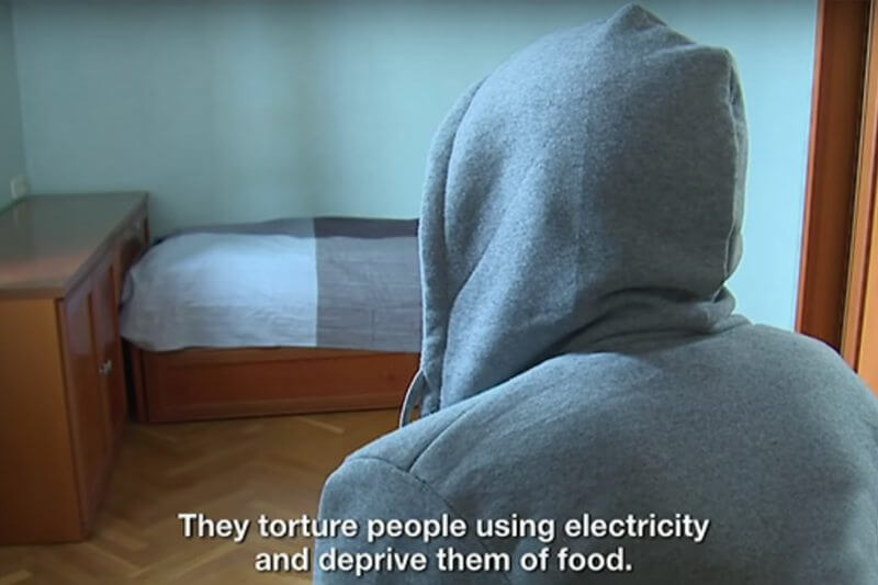 "Le guardie obbligano i genitori ad uccidere i propri figli, umiliazioni e torture continue": parlano i sopravvissuti ai lager in Cecenia - copertina torture gay - Gay.it