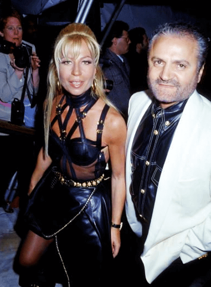 Donatella Versace: 62 anni tra glamour, eccessi, femminismo e amicizie pop