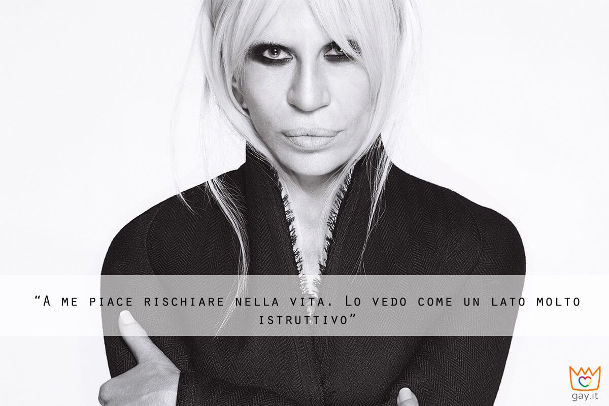 Donatella Versace: 62 anni tra glamour, eccessi, femminismo e amicizie pop