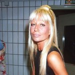 Donatella Versace: 62 anni tra glamour, eccessi, femminismo e amicizie pop - Thumbnail