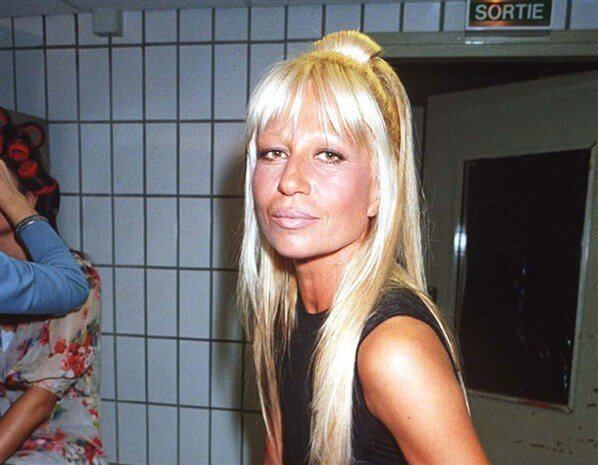 Donatella Versace: 62 anni tra glamour, eccessi, femminismo e amicizie pop