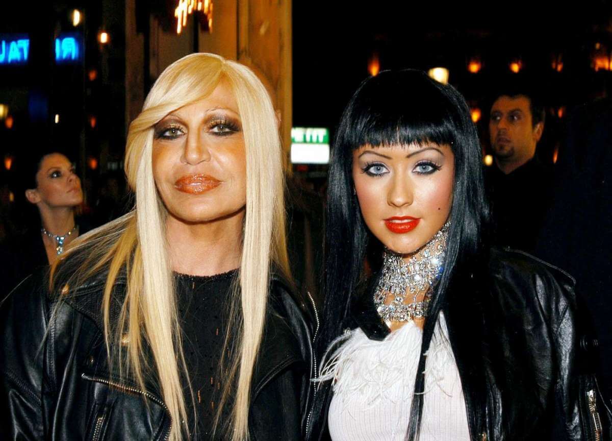 Donatella Versace: 62 anni tra glamour, eccessi, femminismo e amicizie pop