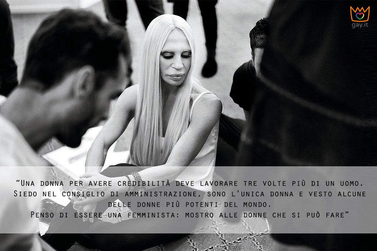 Donatella Versace: 62 anni tra glamour, eccessi, femminismo e amicizie pop