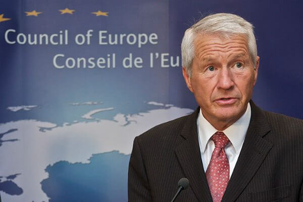 Omofobia, il Consiglio d'Europa agli Stati membri: "Avete l'obbligo di proteggere le persone LGBTI" - giornata contro lomofobia jagland 2 - Gay.it