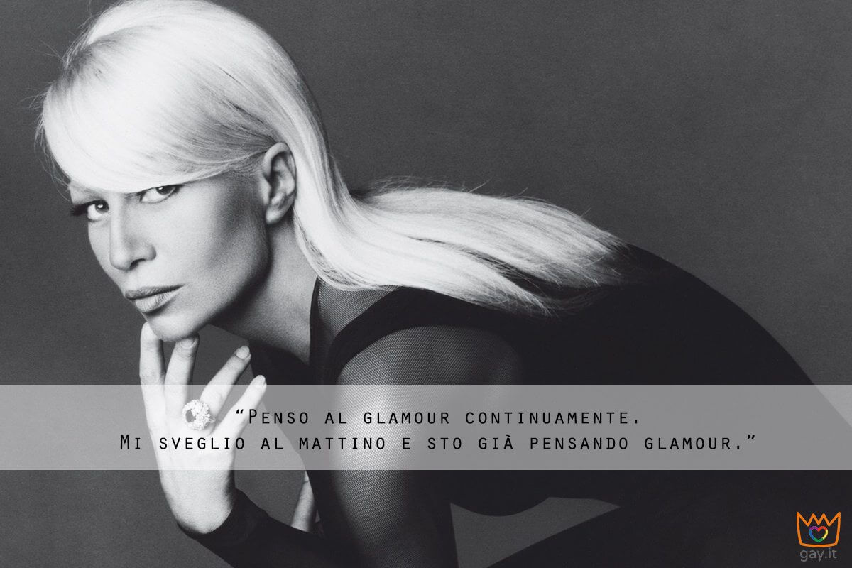 Donatella Versace: 62 anni tra glamour, eccessi, femminismo e amicizie pop