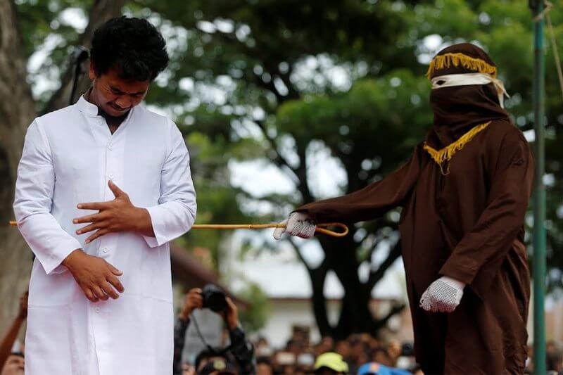 Indonesia: 83 frustate a testa in pubblico per la coppia gay