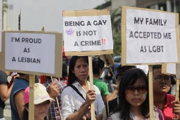 Otto uomini arrestati in Indonesia: "Guardavano porno gay" - indonesia gay protest - Gay.it