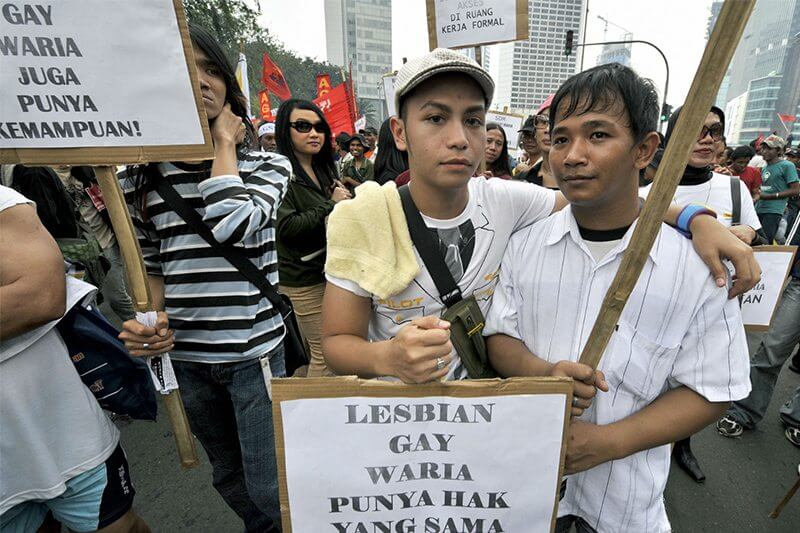 Otto uomini arrestati in Indonesia: "Guardavano porno gay" - indonesia gay - Gay.it
