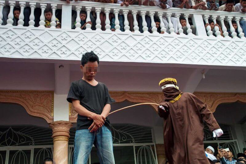 Indonesia, due ragazzi condannati a 80 frustate perché sorpresi a fare sesso - indonesia - Gay.it