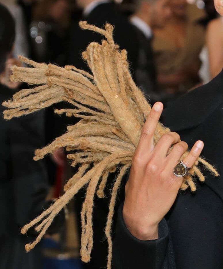 Jaden, il figlio di Will Smith, al Met Gala coi tacchi e i suoi vecchi capelli in mano