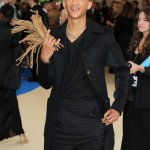 Jaden, il figlio di Will Smith, al Met Gala coi tacchi e i suoi vecchi capelli in mano - Thumbnail