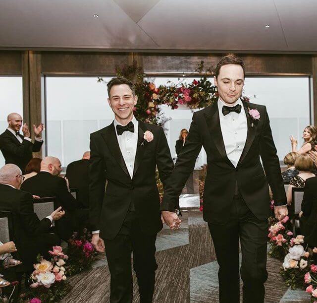 Jim Parsons (Sheldon Cooper in The Big Bang Theory) ha sposato Todd Spiewak - jim parson sheldon sposo1 - Gay.it