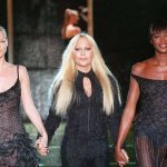 Donatella Versace: 62 anni tra glamour, eccessi, femminismo e amicizie pop - Thumbnail