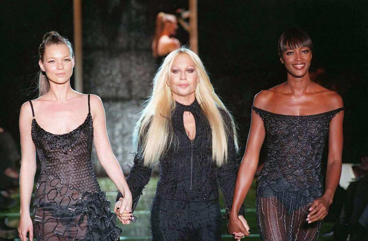 Donatella Versace: 62 anni tra glamour, eccessi, femminismo e amicizie pop