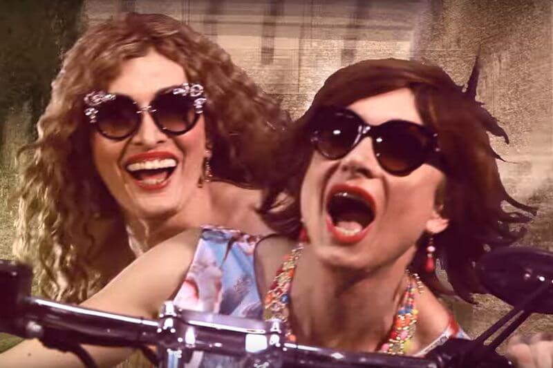 Vladimir Luxuria in moto come Thelma e Louise nello spot per il Basilicata Pride