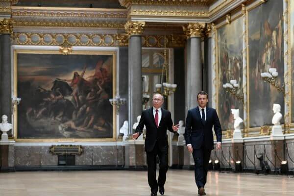 Macron a Putin: "Vigileremo sui diritti umani" e accoglie i primi rifugiati LGBT ceceni - macron putin 2 - Gay.it