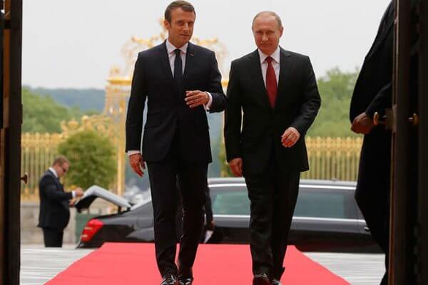Macron a Putin: "Vigileremo sui diritti umani" e accoglie i primi rifugiati LGBT ceceni - macron putin - Gay.it