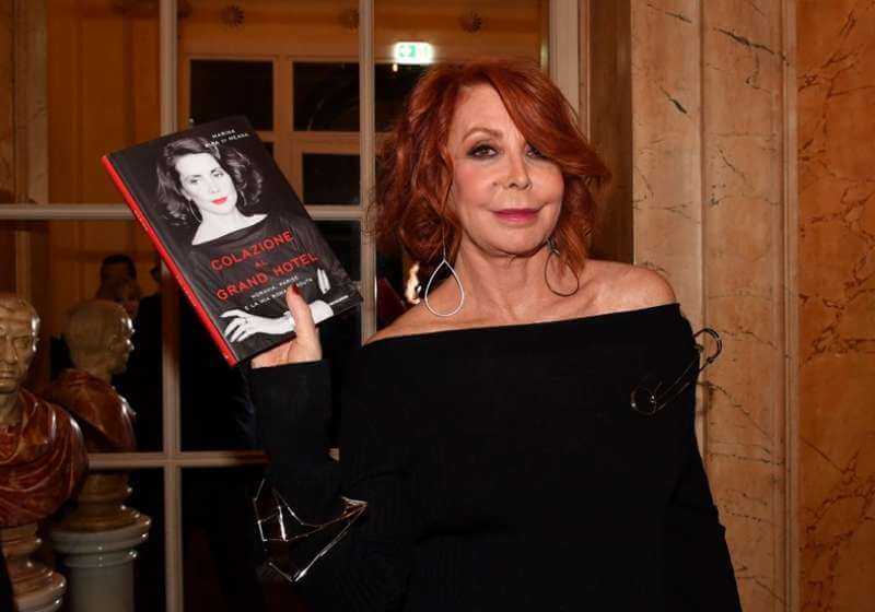 Marina Ripa di Meana: "Amici gay, boicottate il Pride" - marina ripa di meana col suo libro 856252 - Gay.it