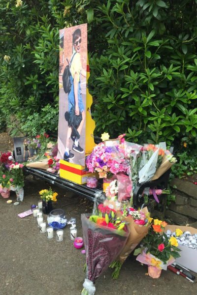In centinaia a salutare Martyn Hett, il ragazzo morto nell'attentato di Manchester - martyn hett 2 - Gay.it