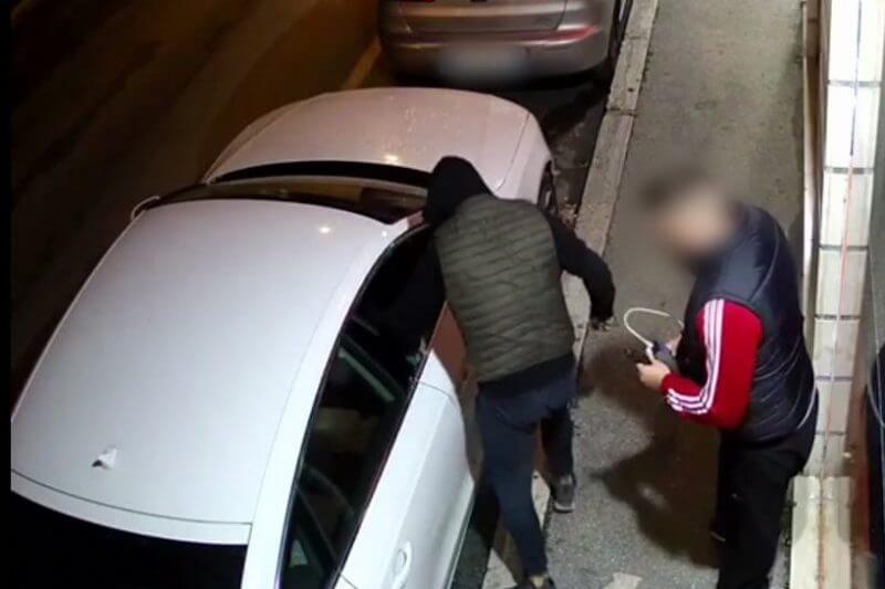 Ladri di auto si fingono gay per sfuggire alla polizia
