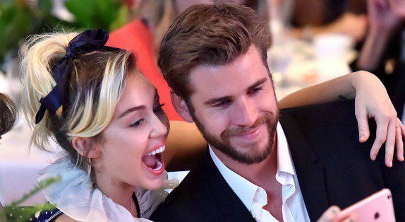 Miley Cyrus: "Non mi sento né maschio né femmina e il mio fidanzato Liam Hemsworth non è 'etero'" - miley cyrus - Gay.it