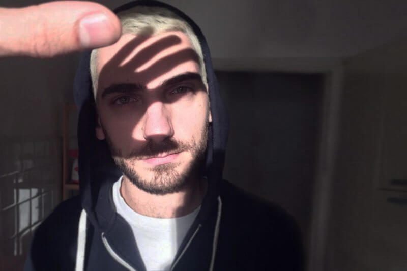 “Occhi pesti, sgambetti, pallonate in faccia”: il dj Protopapa racconta l’inferno dell’omofobia
