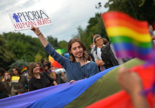 La Romania accelera per cambiare la Costituzione contro i matrimoni gay: "La famiglia è uomo e donna" - romania gay 3 - Gay.it
