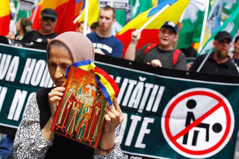 La Romania accelera per cambiare la Costituzione contro i matrimoni gay: “La famiglia è uomo e donna”