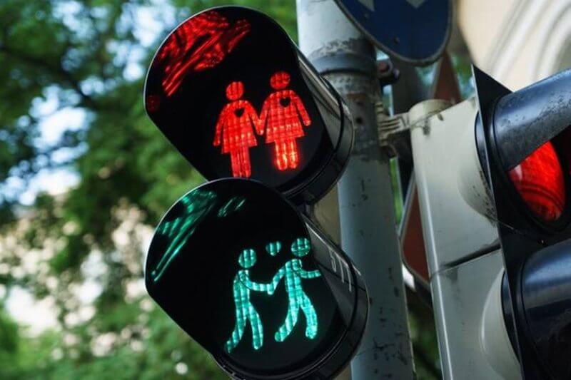 A Torino arriva il semaforo LGBT: coppie gay al posto delle luci