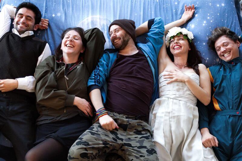 Il debutto a Milano de L’indulgenza del latte, commedia teatrale contro l’omofobia
