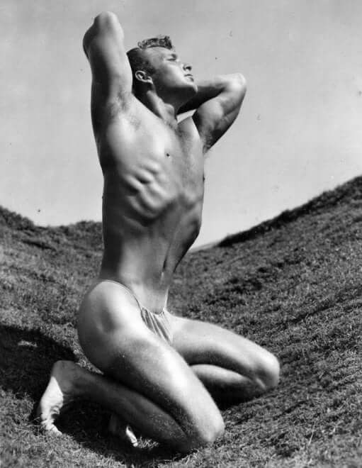 Tom of Finland, i suoi disegni di uomini muscolosi e peni enormi in mostra a Bologna