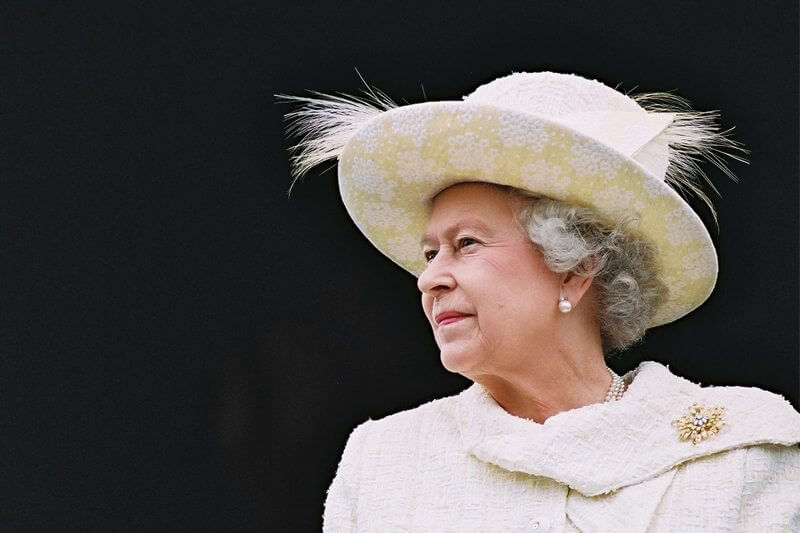 La Regina Elisabetta approva la legge che rende obbligatoria l'educazione sessuale nelle scuole ma niente temi LGBT - uk - Gay.it