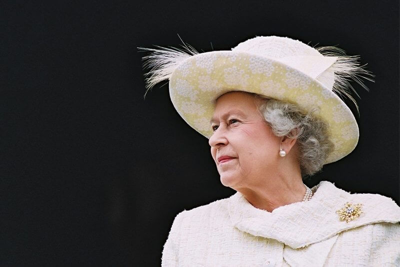 La Regina Elisabetta approva la legge che rende obbligatoria l’educazione sessuale nelle scuole ma niente temi LGBT