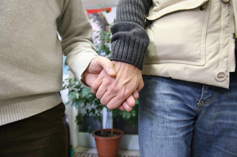 Vorrei unirmi civilmente con un immigrato, ma così otterrebbe la cittadinanza italiana?