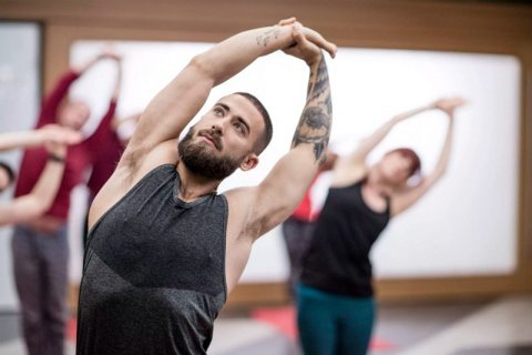 Il maestro di yoga più sexy che abbiate mai visto: viaggio nell'Instagram di Patrick Beach - yoga - Gay.it