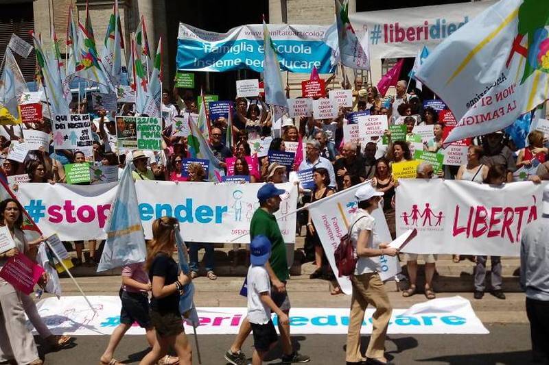 Presidio contro ‘il gender nelle scuole’ davanti al Ministero della Pubblica Istruzione
