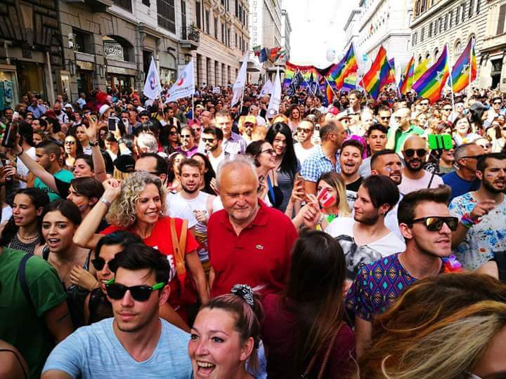 Roma Pride 2017: un trionfo di partecipazione, assente la sindaca Virginia Raggi - DB ur2mWAAEWYm3 - Gay.it