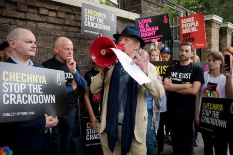 Cecenia, la protesta di Gandalf ovvero Ian McKellen a Londra - GettyImages 691480884 - Gay.it