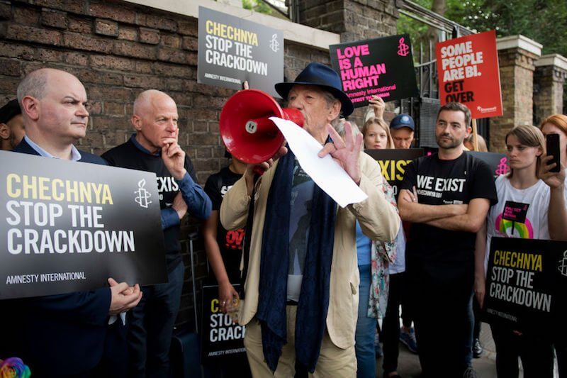 Cecenia, la protesta di Gandalf ovvero Ian McKellen a Londra