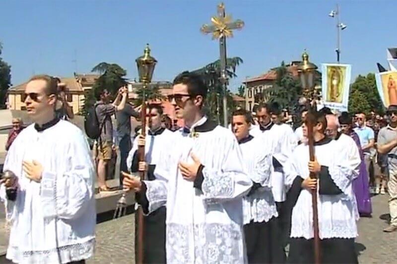 Reggio Emilia, processione 'di riparazione' contro il Pride - video - Reggio Emilia processione di riparazione contro il Pride - Gay.it
