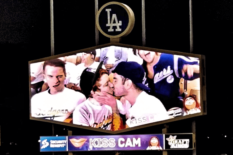 La squadra di baseball di Los Angeles celebra la LGBT Night - Schermata 2017 06 13 alle 00.11.09 - Gay.it