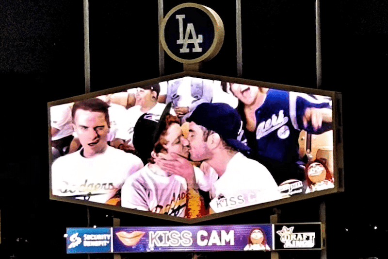 La squadra di baseball di Los Angeles celebra la LGBT Night
